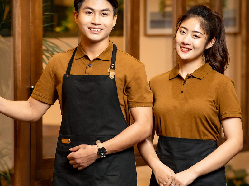 Áo sơ mi cổ trụ kết hợp với tạp dề da lộn