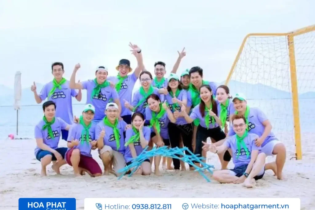 Mẫu áo đồng phục team building trẻ trung với họa tiết sáng tạo.