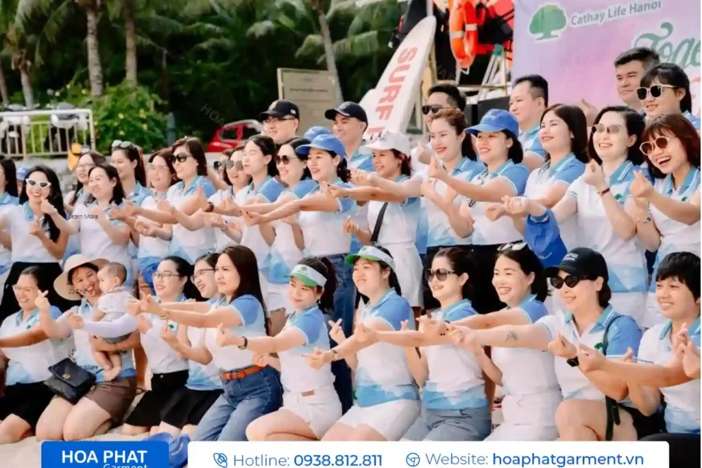 Mẫu áo đồng phục team building trẻ trung với họa tiết sáng tạo.