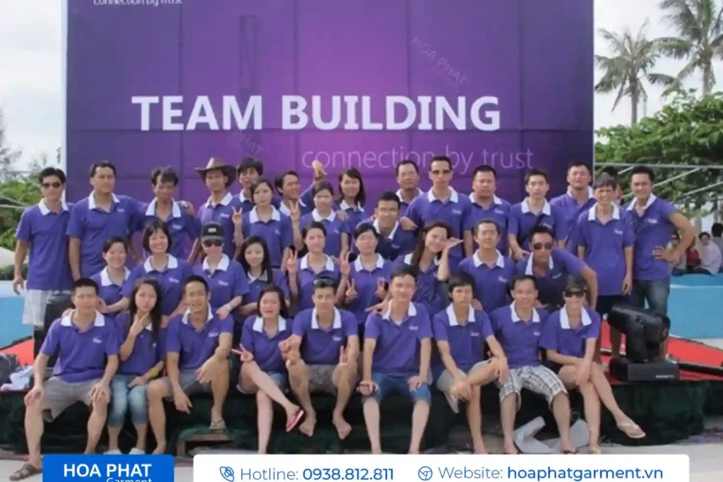 Mẫu áo đồng phục team building trẻ trung với họa tiết sáng tạo.